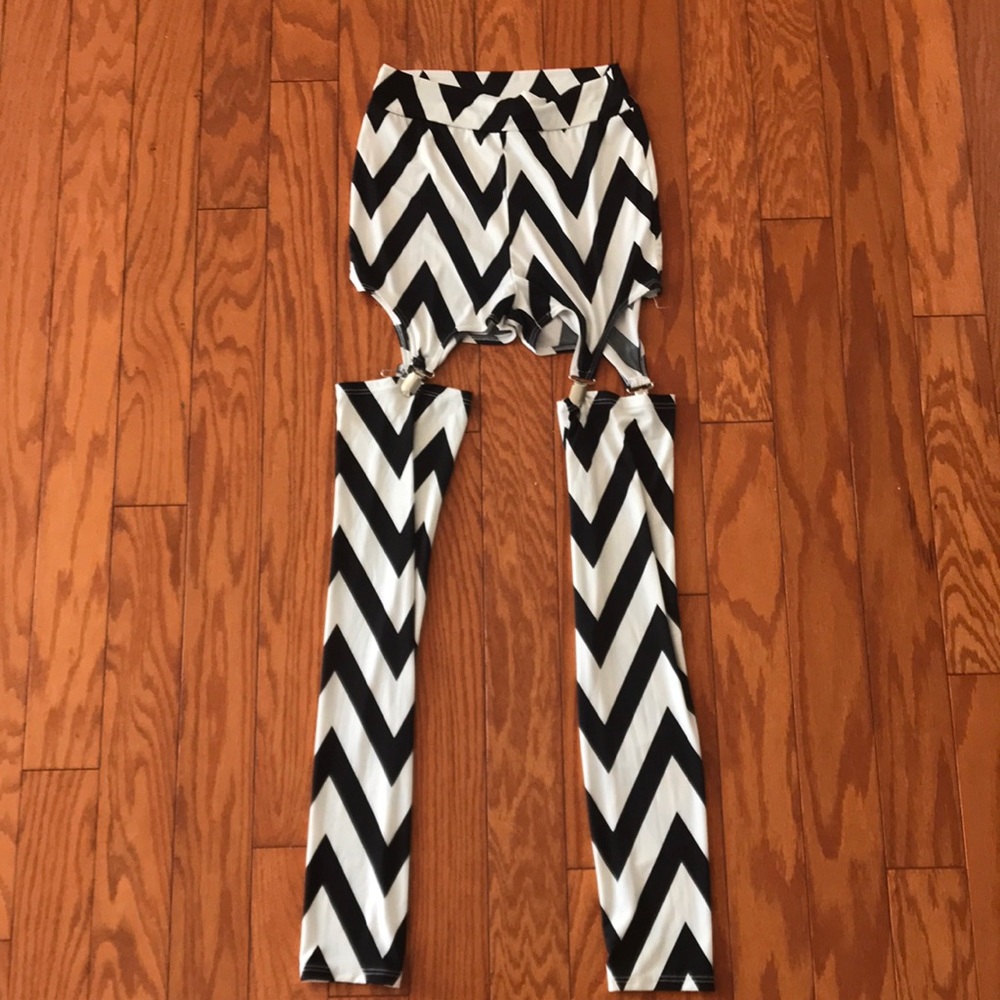 NEW Akira Chicago Spandex Chevron Clip-in Cutout Leggings